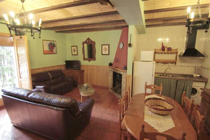 Location de vacances pour 6 personnes, avec jardin ainsi que vue et vue sur le lac à Hornos - 4