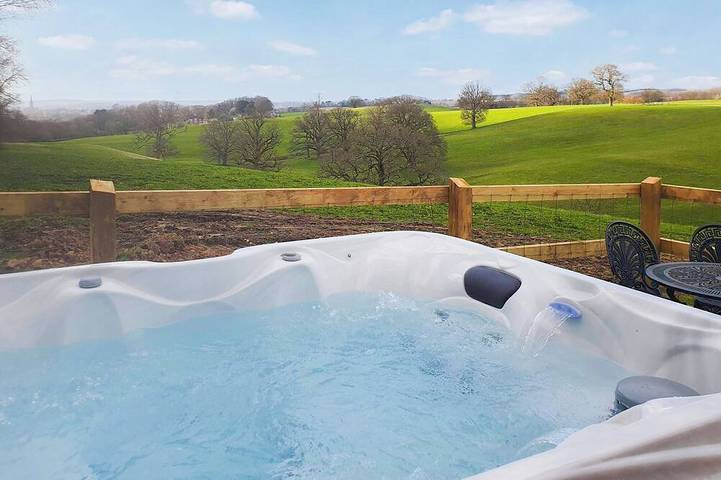 Vacation rental for 2 people, with yard and hot tub, with pets in Wiltshire