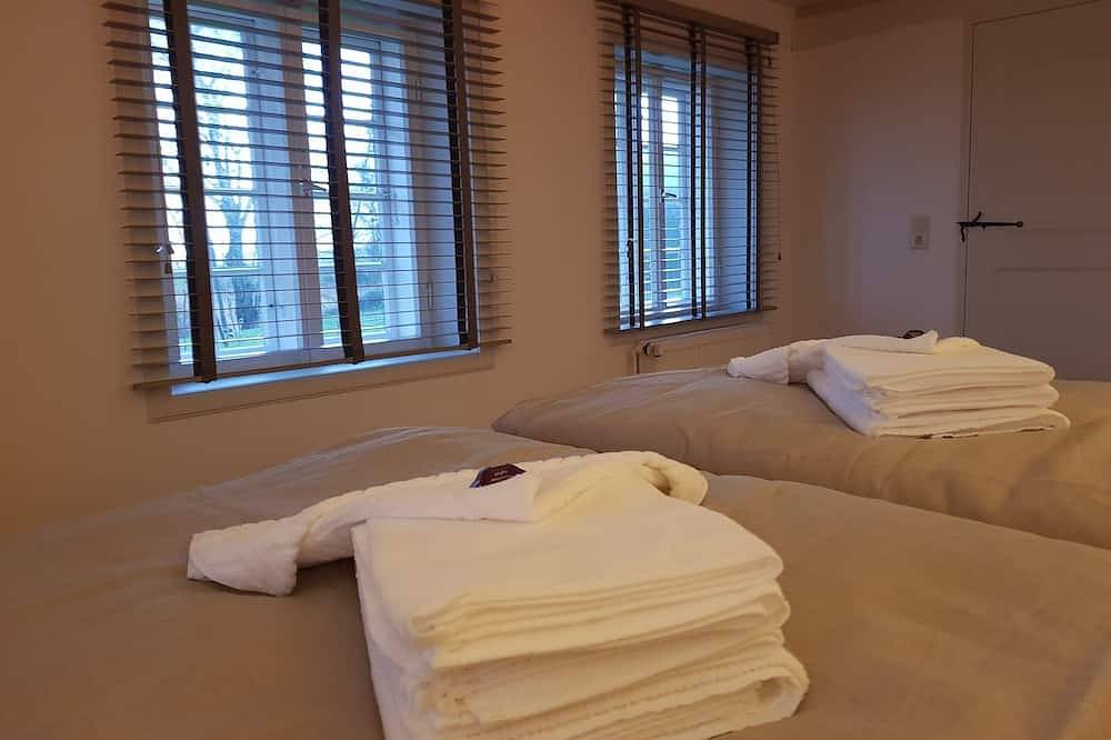 Reetdachhaus am See für bis zu 8 Personen mit 4 Sz, Kamin, Sauna, Billard in Aventoft, Nordfriesland