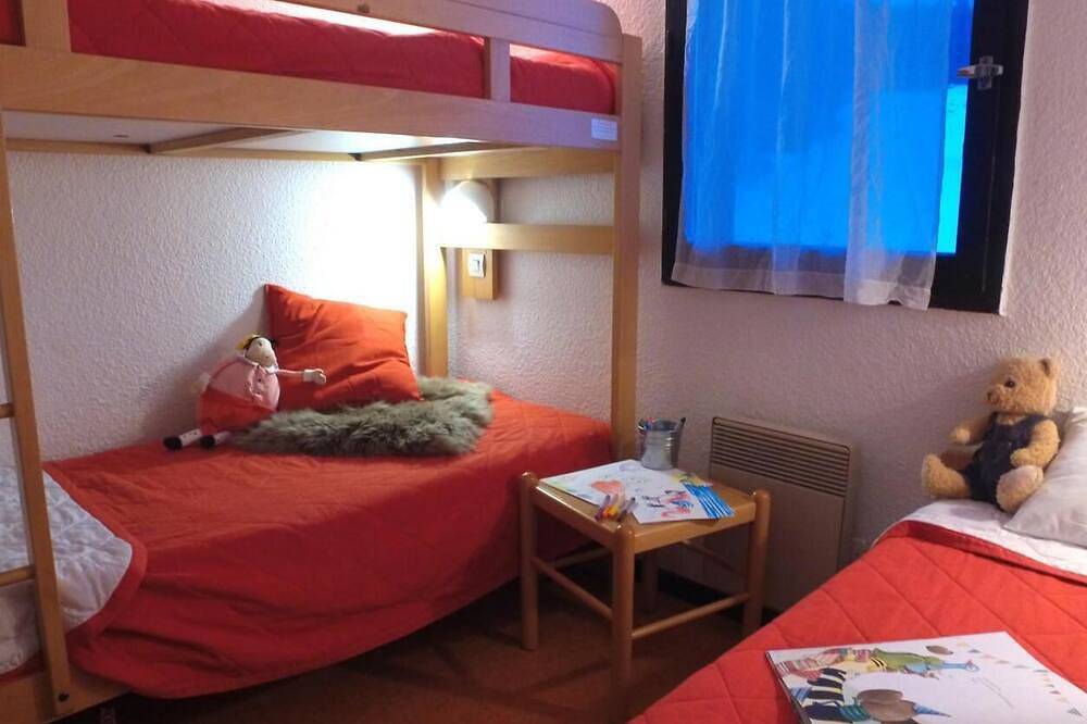 Entire apartment, 10m from ski slopes, swimming pool, sauna, hammam, balcony, parking, tv, ski locker, 28m² in Saint-Léger-les-Mélèzes, Écrins National Park