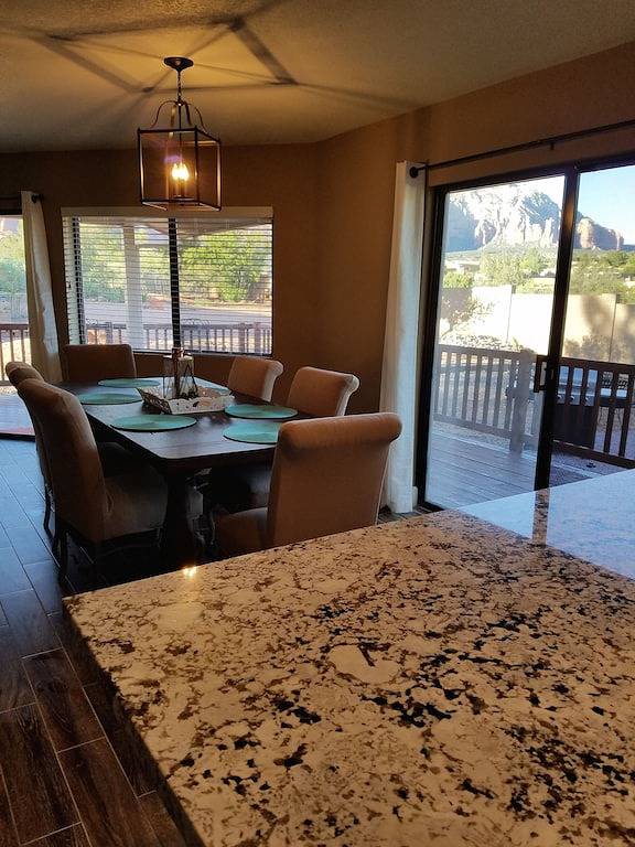 Erstaunliche Aussichten! 5 Sterne Bewertungen! Grundriss öffnen! Aktualisiertes Sedona Home! in Oak Creek, Oak Creek Canyon