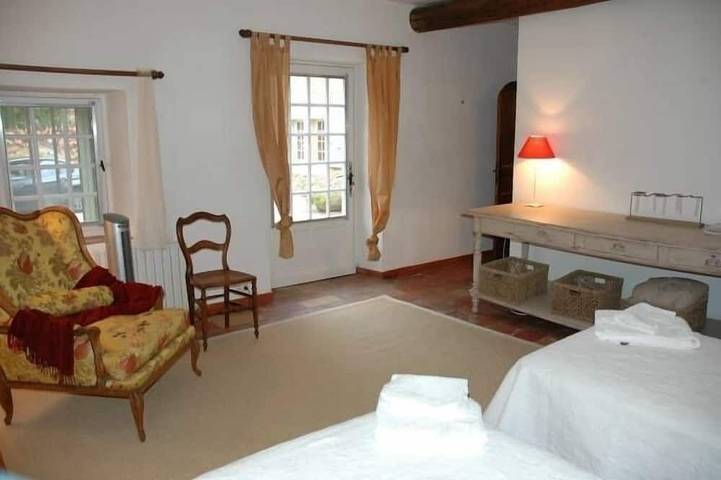 Gîte pour 12 personnes, avec terrasse ainsi que jardin et jacuzzi à Puyvert - 4