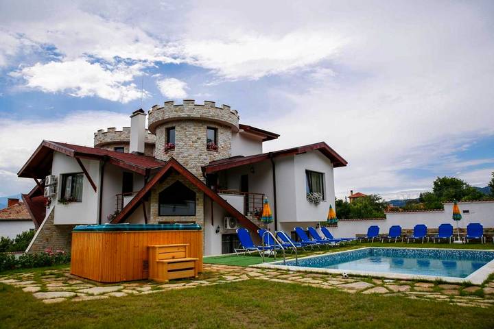 Maison de vacances pour 16 personnes, avec Balcon et Jacuzzi ainsi que Terrasse et Jardin dans Garmen