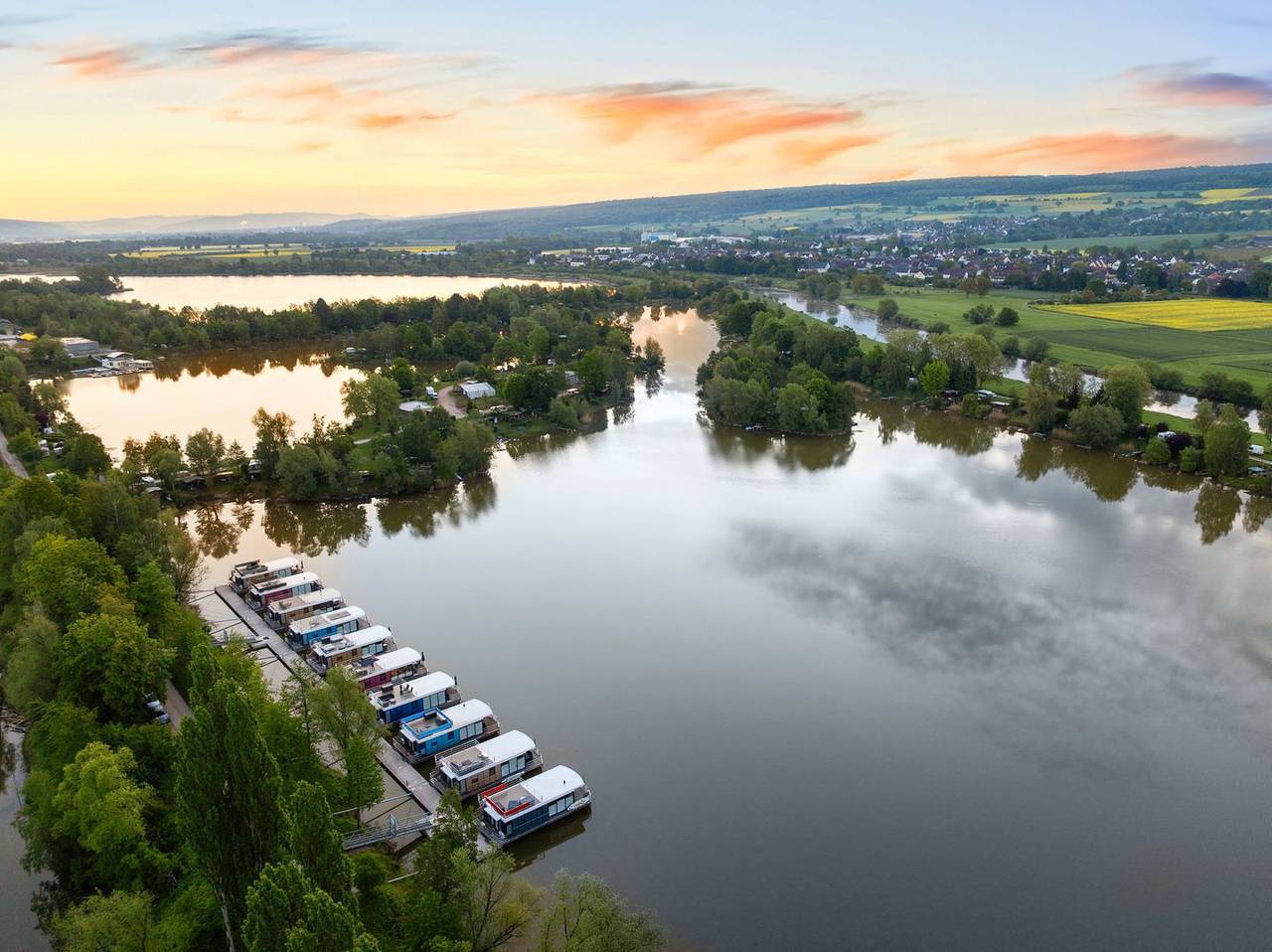Floatinghouse Scarlett: Seeblick, Terrasse & Natur pur in Höxter, Kreis Höxter
