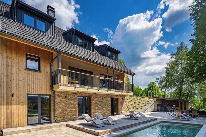 Alleinstehendes Ferienhaus mit Whirlpool, privatem Pool,  W-Lan, Tv, Innenhof, Haustiere erlaubt in Fuzine, Primorje-Gorski Kotar