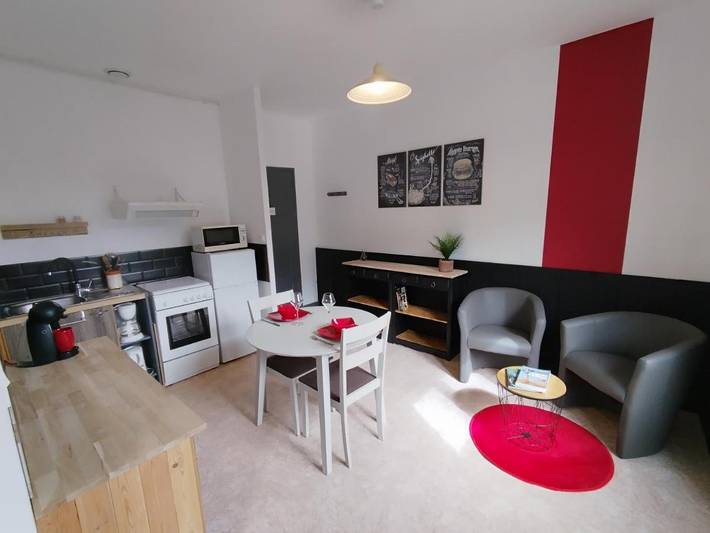 Gîte pour 2 personnes, avec terrasse et jardin à Murol