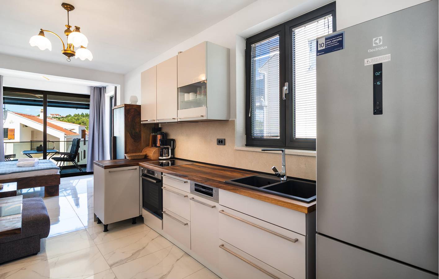 Ganze Ferienwohnung, Apartment mit Meerblick, Terrasse, Parkplatz und WLAN, 700 m vom Strand entfernt in Sutivan, Brac