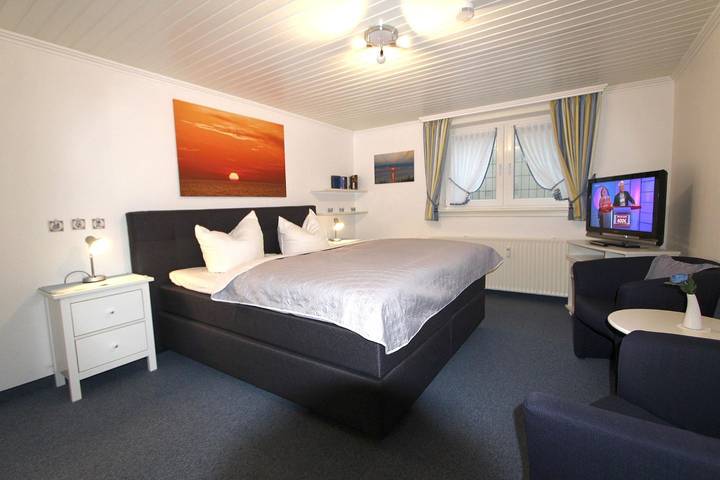 Ganze Wohnung, Liebevoll eingerichtete Ferienwohnung mit zwei Bädern - direkt an der Promenade in Wenningstedt, Sylt