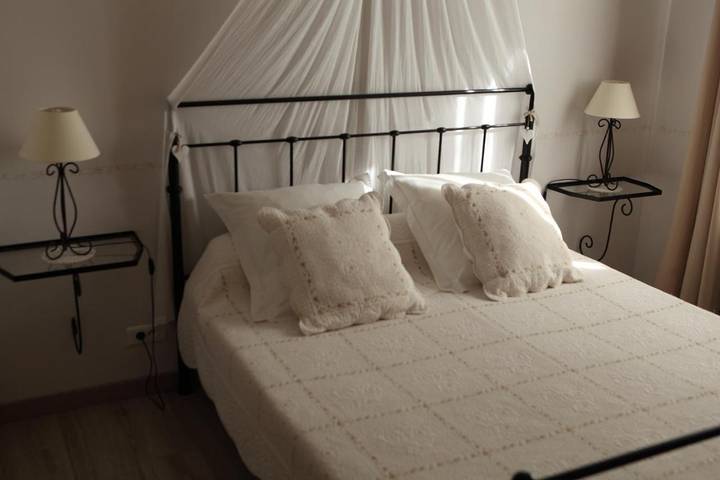 Location de vacances pour 6 personnes, avec vue ainsi que piscine et jardin, adapté aux familles à Caseneuve - 3