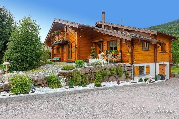 Gîte pour 8 personnes, avec vue ainsi que sauna et jardin à Le Ménil