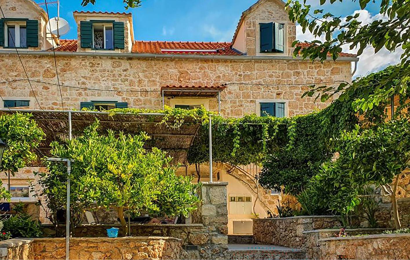 Ganze Ferienwohnung, Gemütliche Ferienwohnung mit Terrasse, WLAN und Parkplatz, 1 km vom Strand entfernt in Bol, Brac