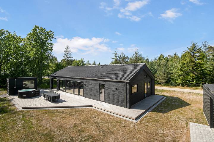 Ferieudlejning for 10 personer, med Jacuzzi og Terrasse såvel som Have og Sauna i Hals