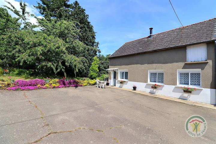 Gîte pour 4 personnes, avec Terrasse ainsi que Jardin et Vue à Bazouges-la-Pérouse