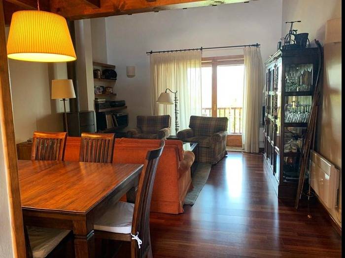 Gîte pour 8 personnes, avec Balcon/Terrasse ainsi que Jardin et Piscine à Angoustrine-Villeneuve-des-Escaldes