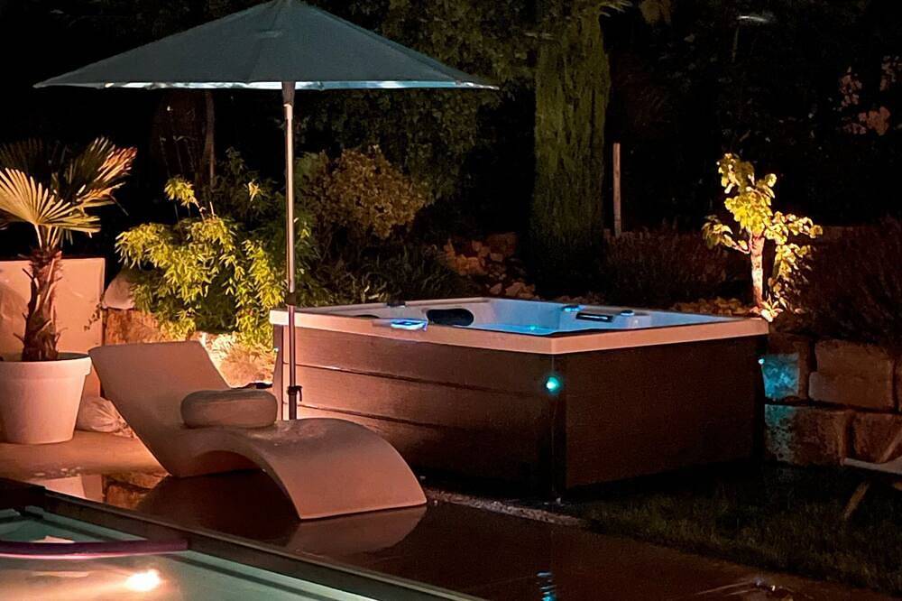 Poolvilla mit separatem Whirlpool  in Weinberglage und Blick in die Rheinebene in Battenberg (Pfalz), Saar-Nahe-Bergland