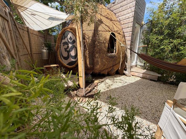 Gîte pour 2 personnes, avec Terrasse ainsi que Jardin et Piscine
