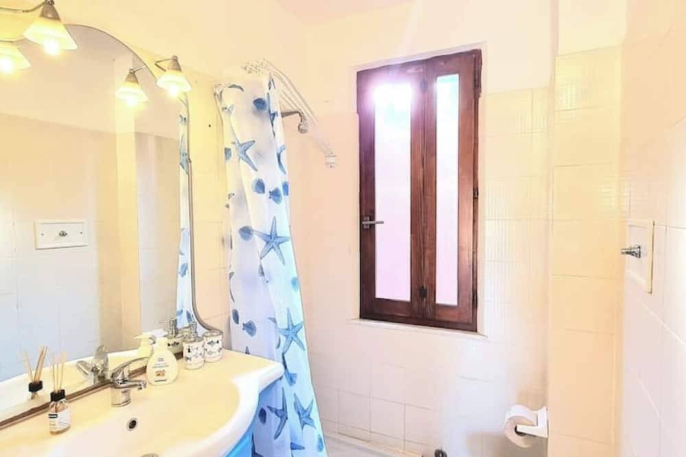 4 min walk to the beach! Cosy home with lush patio. in Solanas, Comune di Sinnai