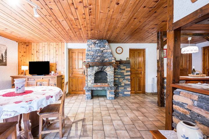 Hel lägenhet, Montagnard Savoyard Apartment with Mountain View, Private Terrace & Wi-Fi in Bramans, Saint-Jean-de-Maurienne region