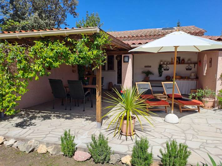 Location de vacances pour 3 personnes, avec piscine et jardin à La Livinière