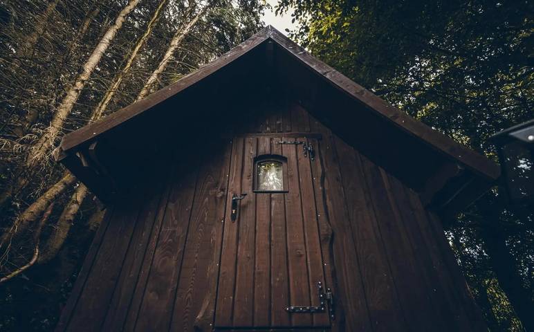 Cabane Tröll avec terrasse privée, jardin partagé et Wi-Fi in Saint-Donan, Cotes-d'Armor