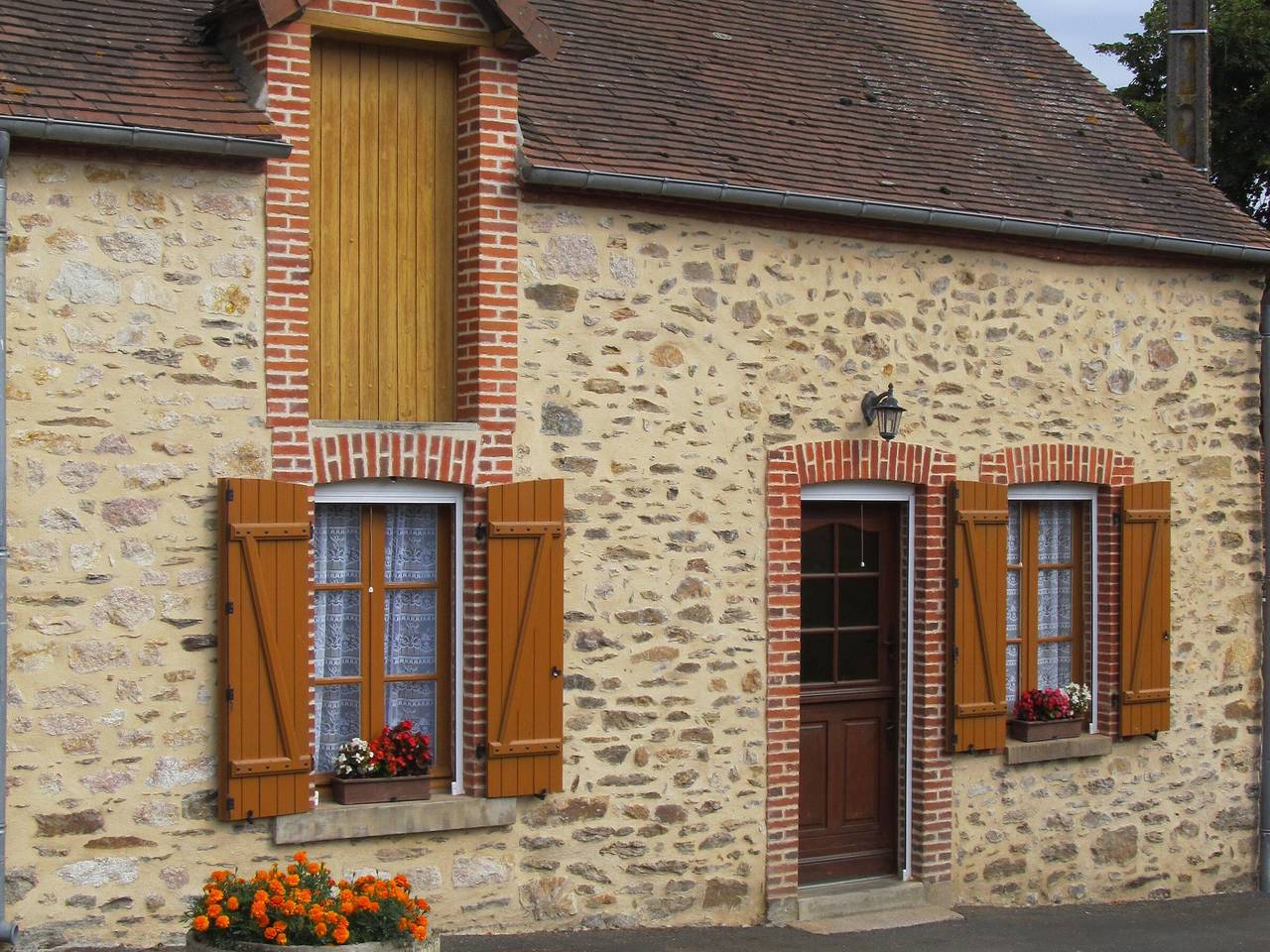 Charming Countryside Home with Garden Near Eguzon Lake & Gargilesse-Dampierre in Orsennes, La Châtre region