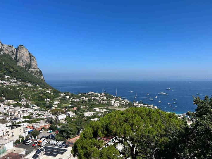 Vacation rental for 4 people, with terrace and ocean view as well as view, with pets in Capri
