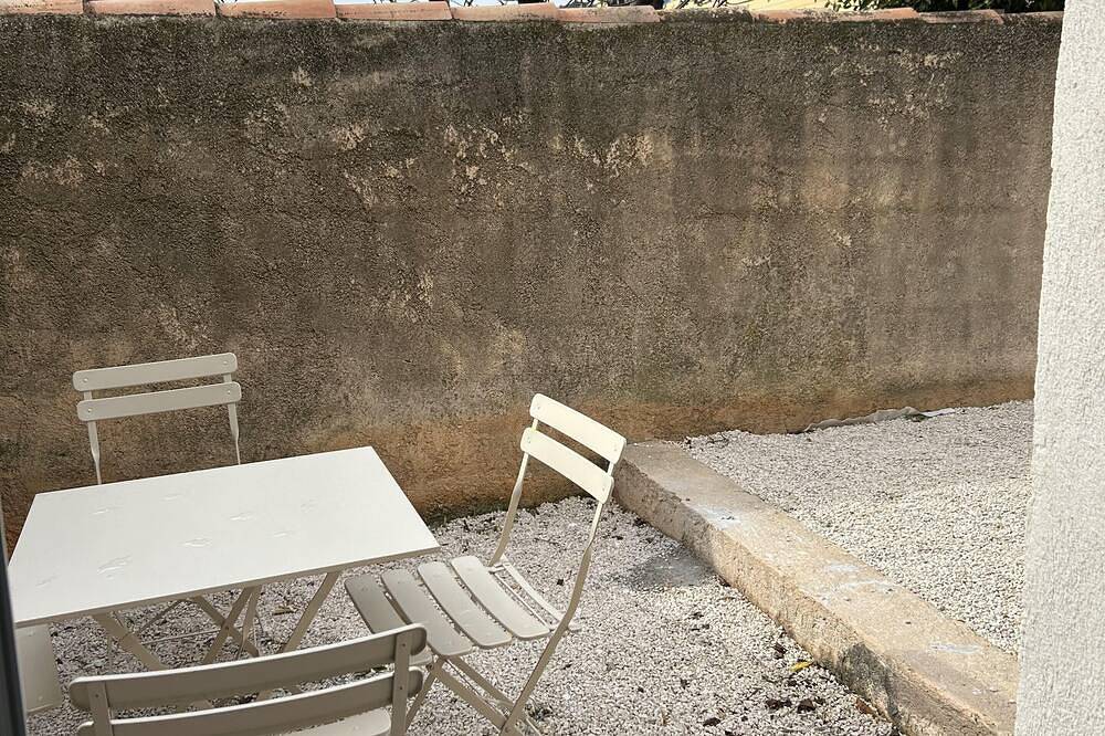 Entire apartment, Grand Studio au Calme et à Proximité de Tout in Ollioules, Toulon region