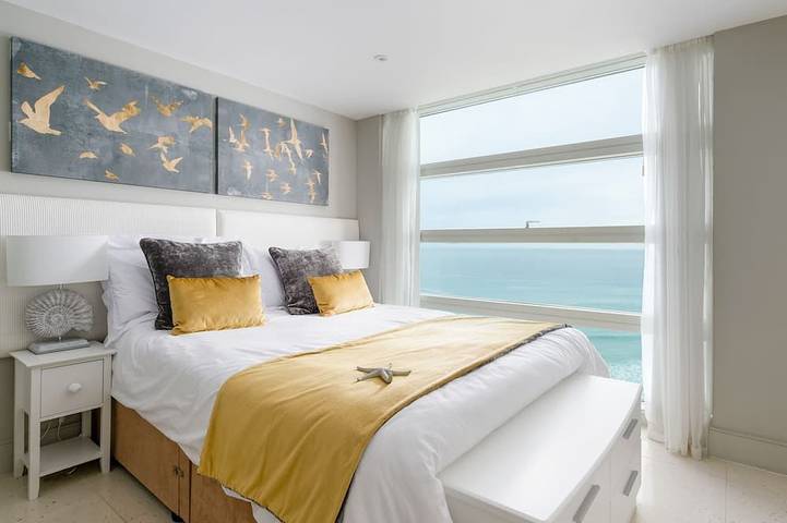 Appartement entier, Superbe appartement au sommet d'une falaise avec une vue imprenable sur la mer \"Wow\" donnant sur la plage in Newquay, Cornouailles