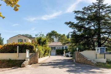 Hôtel pour 3 personnes, avec jardin et piscine, animaux acceptés à Fontvieille