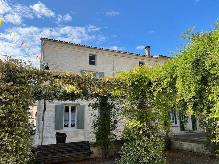 Gîte pour 14 personnes, avec jardin ainsi que piscine et terrasse