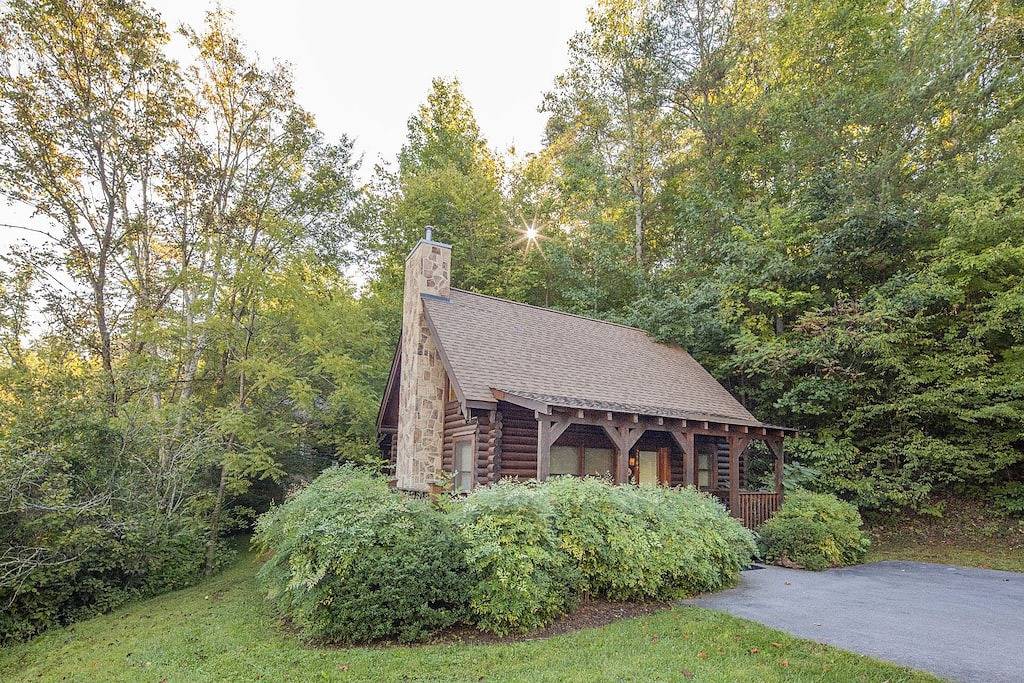 Log Cabin for 4 Guests in Pigeon Forge, Sevier County