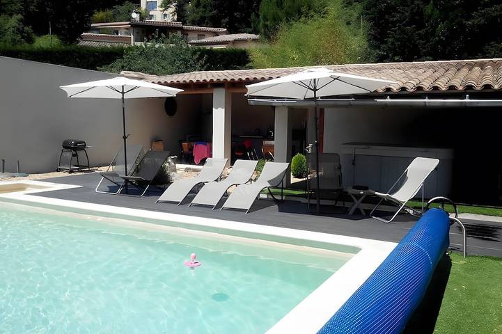 Location de vacances pour 8 personnes, avec piscine ainsi que jacuzzi et jardin, animaux acceptés à Saint-Jean-du-Gard