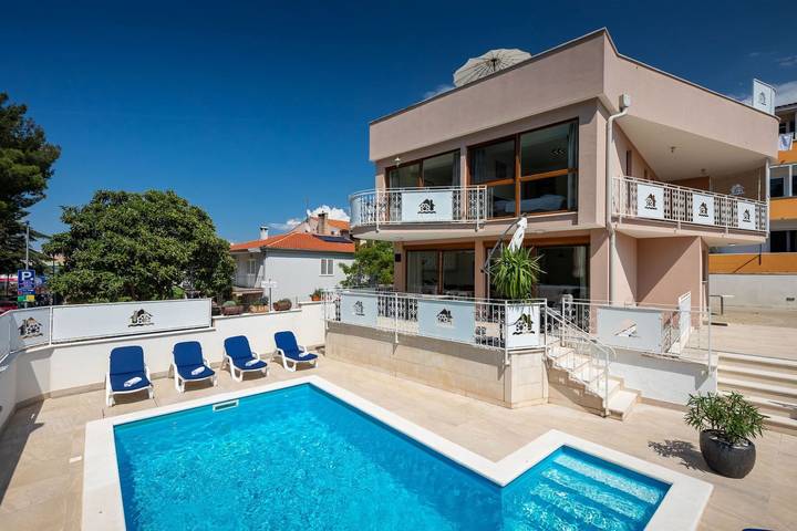Villa voor 6 personen, with whirlpool and terras as well as tuin in Novigrad