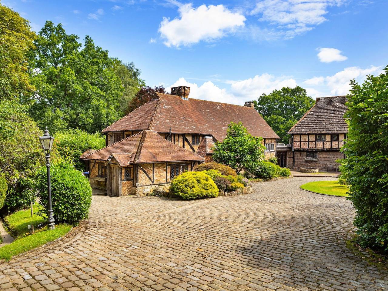 Sandhill Cottage with Hot Tub in Worth (West Sussex), West Sussex