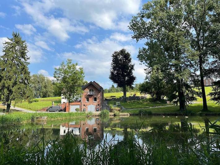 Location de vacances pour 8 personnes, avec Terrasse ainsi que Jardin et Vue sur le lac à Soumagne