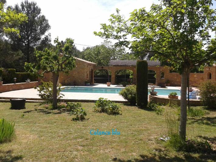 Location de vacances pour 2 personnes, avec Terrasse et Jardin ainsi que Piscine et Vue à Cuges-les-Pins