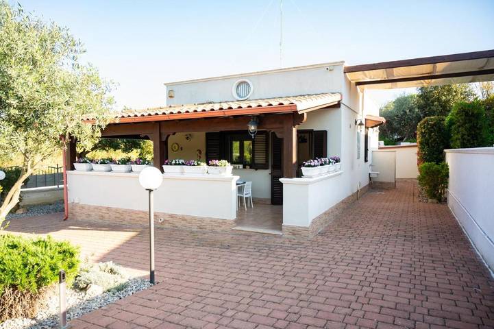 Villa per 8 persone, con Balcone e Terrazza nonché Giardino e Panorama a Leporano