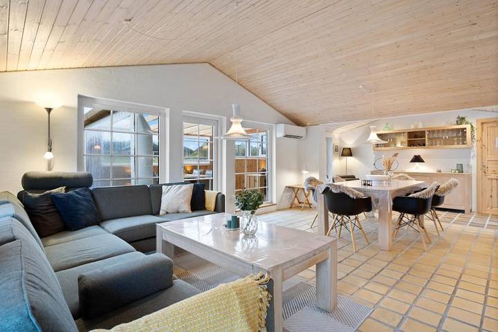 Schönes Ferienhaus mit Reetdach in Søndervig, Holmsland Klit