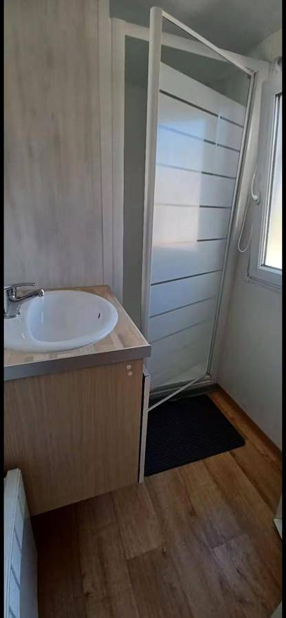 Camping pour 4 personnes, avec terrasse ainsi que piscine et jardin dans l' Eure - 2