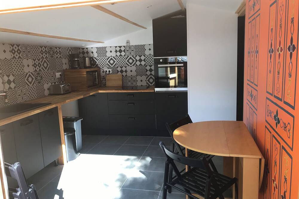 Mongolian Yurt set in beautiful gardens with private kitchen/bathroom & jacuzzi in Ernes, Région de Caen