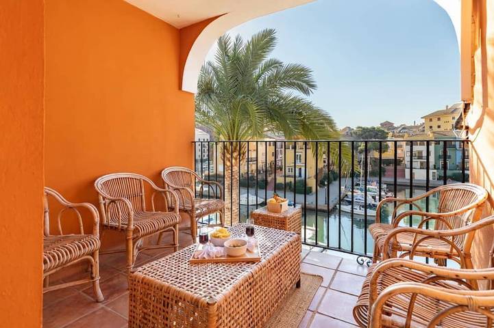 Apartamento para 10 personas, con balcón además de jardín y piscina en Port Saplaya