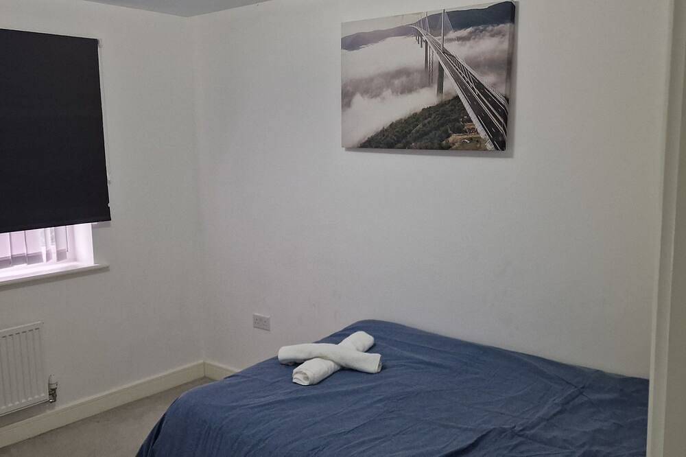 Morden tastefully furnished 4 bed holiday home designed for maximum comfort in Milton Keynes, Südostengland