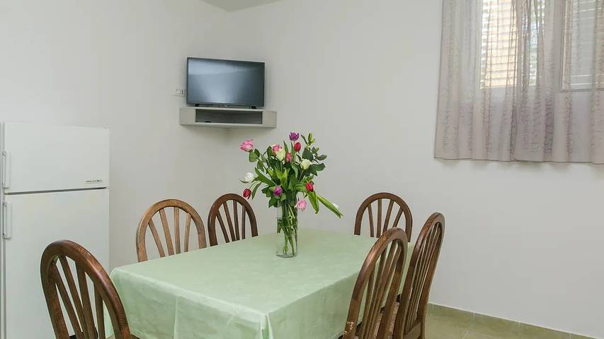 Gîte pour 8 personnes, avec terrasse à Brela - 3