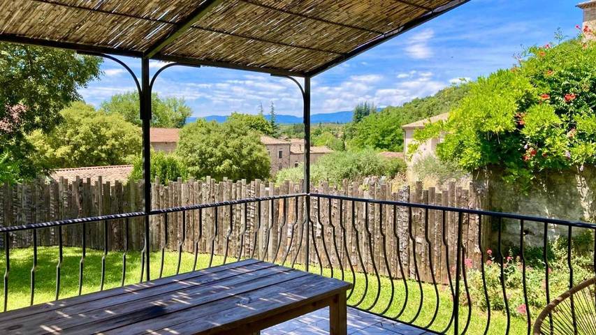 Location de vacances pour 4 personnes, avec jardin et vue ainsi que terrasse et piscine à Rochecolombe - 4