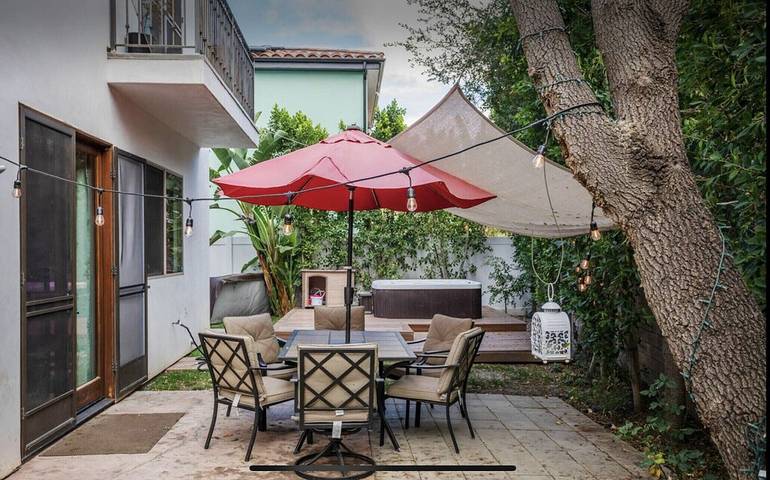Vacation rental for 12 people, with balcony and yard as well as hot tub, with pets in Los Angeles