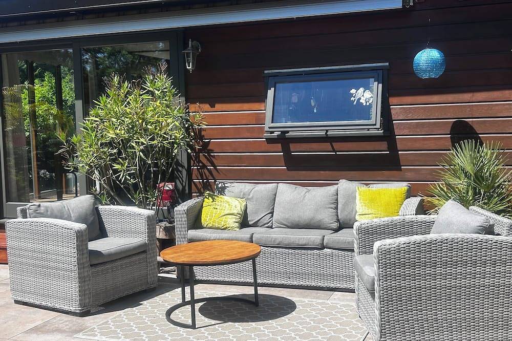 Diese freistehende Waldlodge bietet dir allen Raum und Komfort für einen entspannten Veluwe-Urlaub. Genieße die voll ausgestattete Küche mit Geschirrspüler, das gemütliche Wohnzimmer und deine eigene Terrasse in der waldreichen Umgebung. in Harderwijk, Veluwe