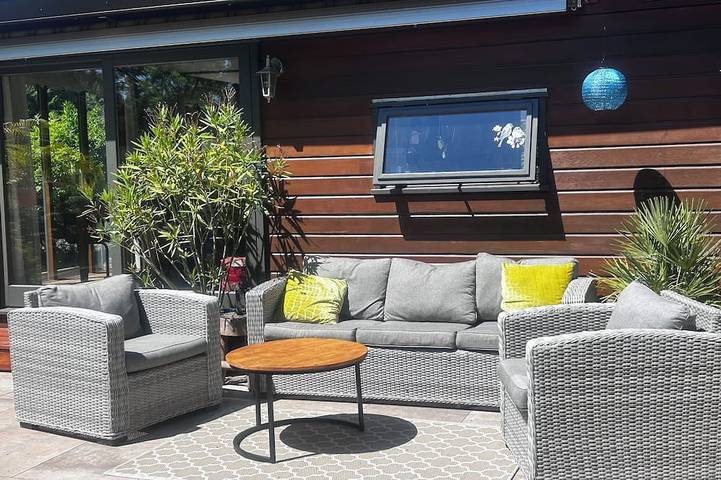 Diese freistehende Waldlodge bietet dir allen Raum und Komfort für einen entspannten Veluwe-Urlaub. Genieße die voll ausgestattete Küche mit Geschirrspüler, das gemütliche Wohnzimmer und deine eigene Terrasse in der waldreichen Umgebung. in Harderwijk, Veluwe