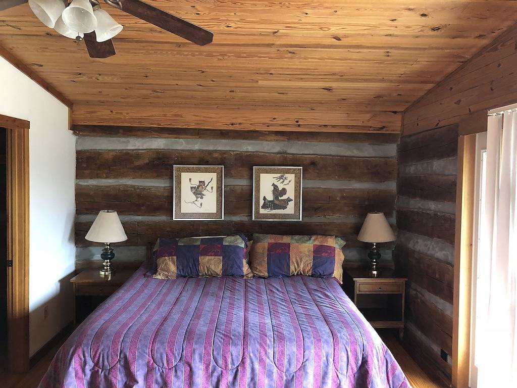 Rustikales Blockhaus neben dem Hoosier National Forest im Ohio River Valley in Perry County (IN)