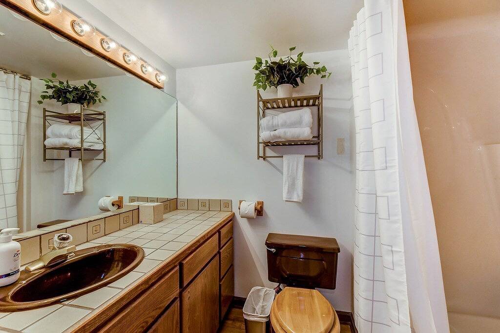 Spacious Cabin with Hot Tub, Sauna, Ac, Loft, King bed, free parking in Seattle, Lake Washington