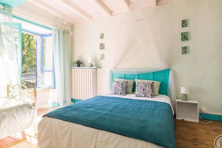 Gîte pour 10 personnes, avec Terrasse et Jardin dans Bourguenolles - 4
